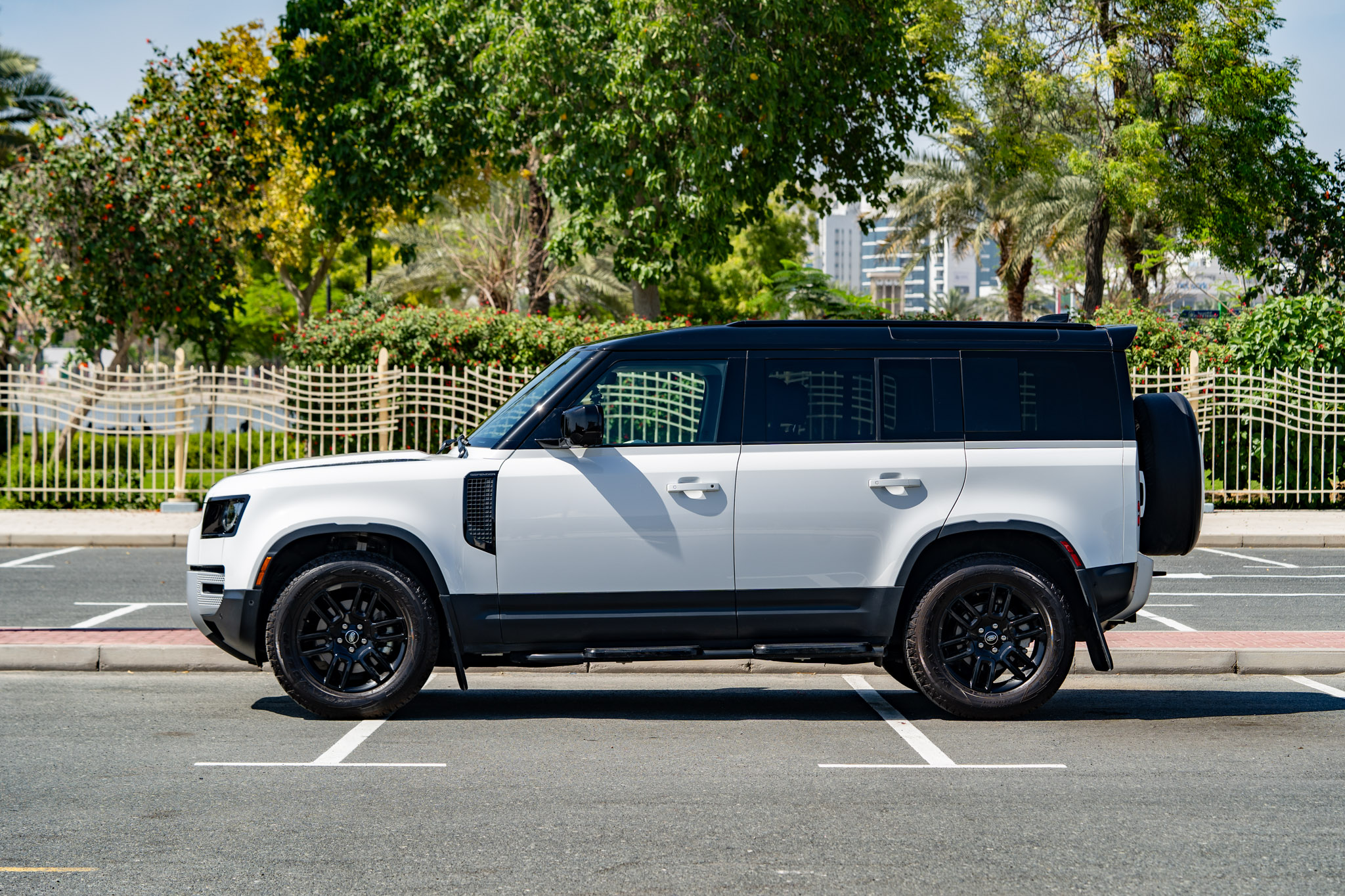 Land Rover Defender - Image 3