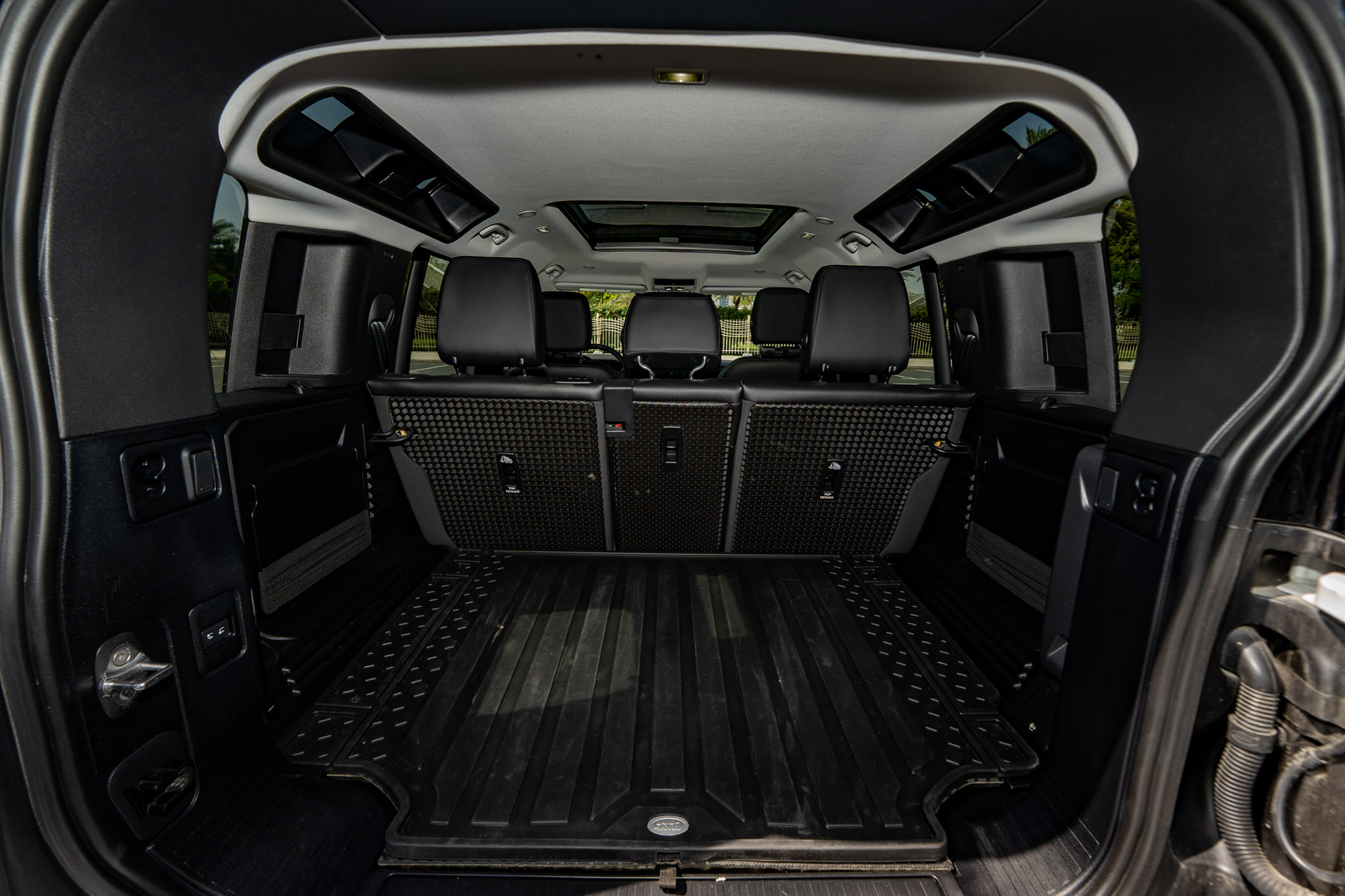 Land Rover Defender - Image 10