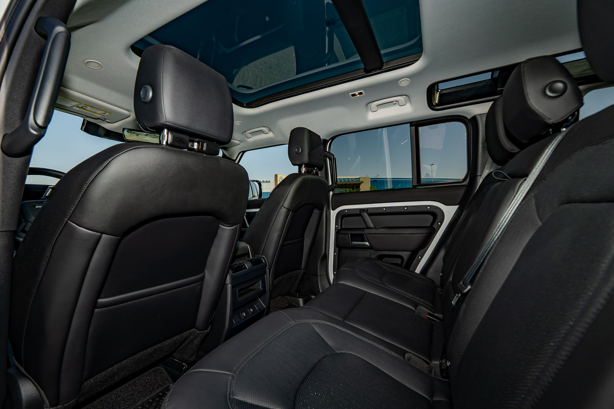 Land Rover Defender - Image 8