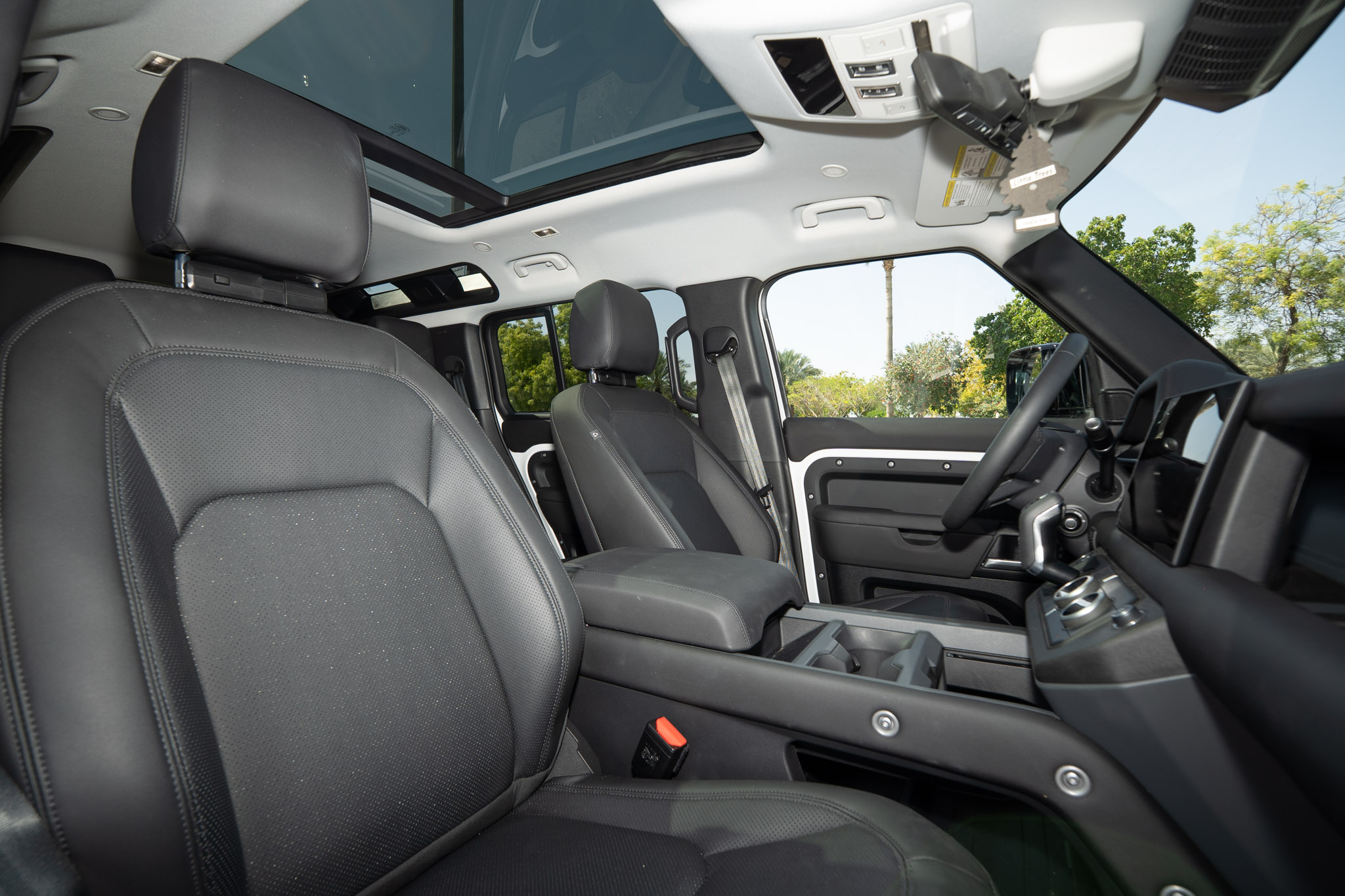 Land Rover Defender - Image 7