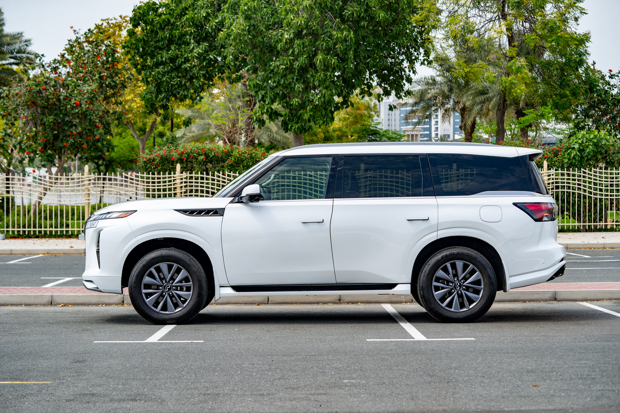 INFINITI QX80 - Image 5